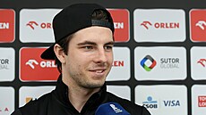 Litvínovský obránce Vojtch Husinecký hovoí s novinái.