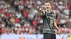 Vladimír Darida z Hradce Králové diriguje spoluhráe bhem zápasu se Slavií.