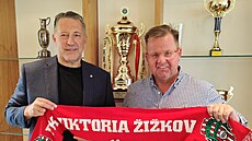 Nový spoluvlastník Viktorie ikov Michal Gaube (vlevo) pózuje s álou.