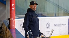 Ján Pardavý vede trénink zlínských hokejist.