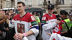 Dominik Kubalík a Martin Neas vítají fanouky na Staromstském námstí.