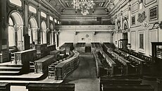 Senátní éra. Za první republiky sedli v dnení Snmovn senátoi. Poslanci...