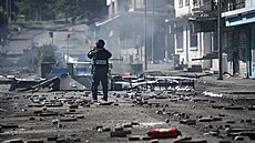 Zmar v ulicích. Policista ohledává kody v ulicích metropole Nouméa po...