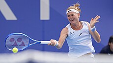 Marie Bouzková hraje forhend ve finále dvouhry Livesport Prague Open.