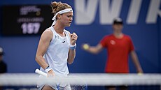 Marie Bouzková slaví vítzný úder ve finále dvouhry Livesport Prague Open.