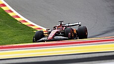 Charles Leclerc z Ferrari absolvuje kvalfikaci na Velkou cenu Belgie.