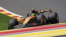 Lando Norris z McLarenu absolvuje kvalfikaci na Velkou cenu Belgie.
