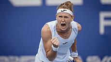 Marie Bouzková slaví triumf ve finále Livesport Prague Open.