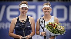 Marie Bouzková (vpravo) slaví triumf ve finále Livesport Prague Open. Vedle ní...
