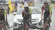 Potlu�ený Biniam Girmay dokon�uje 17. etapu na Tour de France.