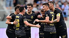 Hrá�i Hradce Králové se radují z gólu do sít� Karviné.