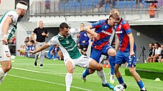 Pavel ulc z Plzn se snaí obejít protihráe v utkání proti Jablonci.
