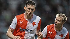 Luká� Provod (vlevo) ze Slavie slaví gól v utkání proti Bohemians se...