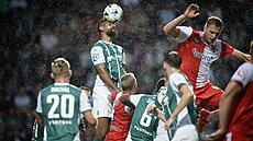 Júsuf Hilál z Bohemians hlavi�kuje v utkání se Slavií.