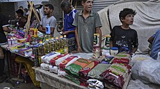 Palestintí prodejci vystavují zboí k prodeji na pouliním trhu ve mst Gaza....