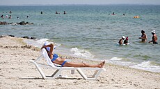 Turisté tráví �as na plá�i u Azovského mo�e v Kyrylivce v Záporo�ské oblasti na...