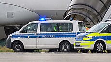 Deportovaní migranti nastupují do letadla v n�meckém Lipsku. (22. �ervence 2025)