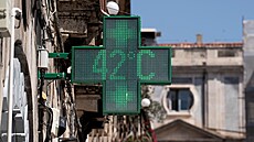 Digitální teplomr ukazuje 42 stup Celsia bhem vlny veder v italské Katánii....