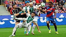 Momentka z utkání mezi Plzní a Jabloncem. S obvázanou hlavou Martin Cedidla.