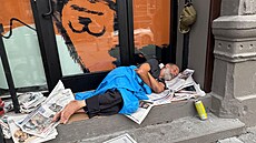 Mu� bez domova p�espává na hromad� novin v Brooklynu (1. �ervence 2025)