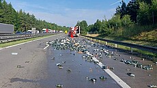 Náklad z havarovaného kamionu se rozsypal po dálnici.