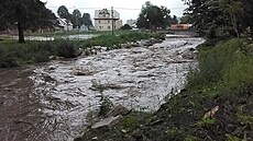 Kvli vysoké hladin erného potoka ve Velké Krai na Jesenicku hasii...