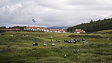 Trump si p�i své náv�t�v� Skotska zahrál golf ve svém vlastním rezortu v...