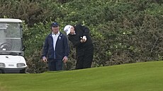 Trump si p�i své náv�t�v� Skotska zahrál golf ve svém vlastním rezortu v...