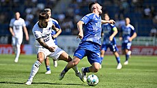 Dominik Janoek (v modrém) okusil v prvním zápase po návratu do eské ligy...