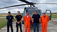 Hasi�i pózující p�ed vrtulníkem Black Hawk. (29. �ervence 2025)