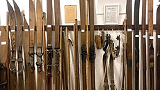 Koutek s historickými devnými lyemi v muzeu ve Vysokém nad Jizerou