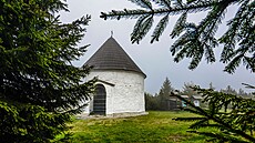 Barokní Kun�tátská kaple stojí p�ímo na h�ebeni od roku 1760 a p�vodn� slou�ila...