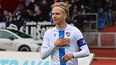 Ostravský záloník Matj ín slaví svj gól proti Spart.