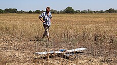 Farmá� si prohlí�í ruský bojový dron, který havaroval na jeho poli v Chersonské...