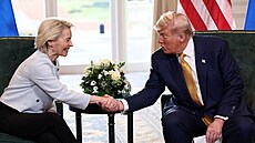 Americký prezident Donald Trump si ve skotském Turnberry potásá rukou s...