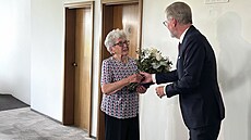 Ocenní. Premiér Petr Fiala pedal na eské ambasád v Londýn medaili Karla...