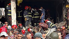 Po zícení armádního letounu do univerzitního kampusu v Bangladéi zemel...