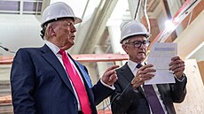 Americký prezident Donald Trump p�edává p�edsedovi Federálního rezervního...