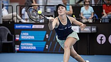 Linda Nosková se natahuje po mí�i ve �tvrtfinále Prague Open.
