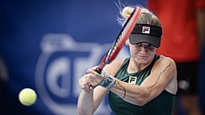 Lucie Havlíková hraje bekhend na turnaji WTA v Praze.