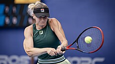 Lucie Havlí�ková hraje bekhend na turnaji WTA v Praze.