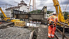 Demolice p�vodního �elezni�ního mostu u Smíchovského nádra�í v Praze (21....