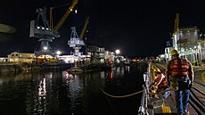 Pracovníci lod�nice v Pugetov� zálivu uvazují po�kozenou ponorku USS...