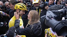 Staronového vítze Tour de France Tadeje Pogaara vítá v paíském cíli jeho...