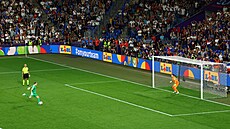 Nmecká brankáka Ann-Katrin Bergerová promuje penaltu ve tvrtfinále s...