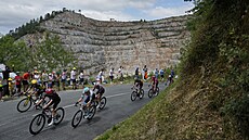 Osmika v úniku projídí trasou 15. etapy Tour.