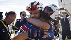 Valentin Paret-Peintre (zády) v objetí s týmovým kolegou Ilanem Van Vilderem.