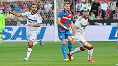 Plzeský záloník Pavel ulc sleduje mí v utkání se Servette FC.