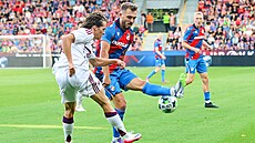 Tomá� Ladra a Theo Magnin v souboji o mí�.