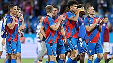 Plzetí hrái dkují fanoukm.